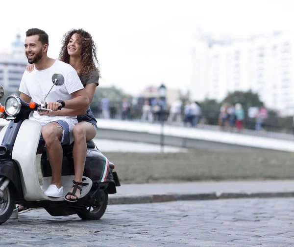 Mutlu çift sürme vintage scooter. Seyahat kavramı.