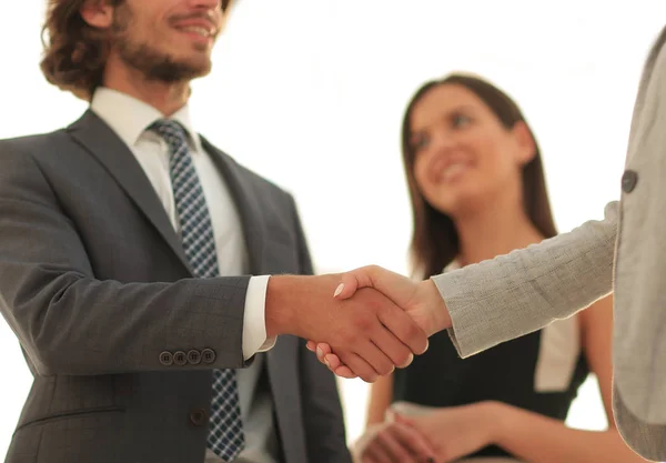 Empresarios estrechando la mano contra la habitación con grandes ventanales — Foto de Stock