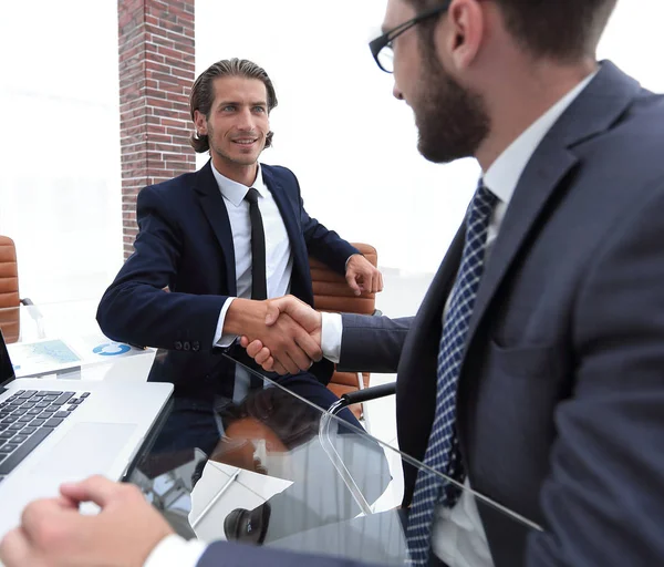 portre. bir ofiste iş el sıkışma.