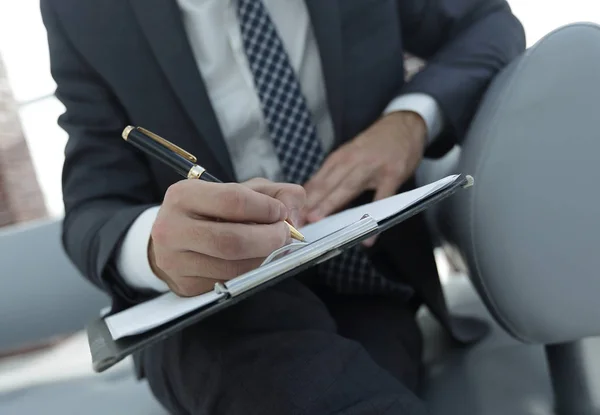 O empresário assina um contrato. Segurando a caneta na mão . — Fotografia de Stock