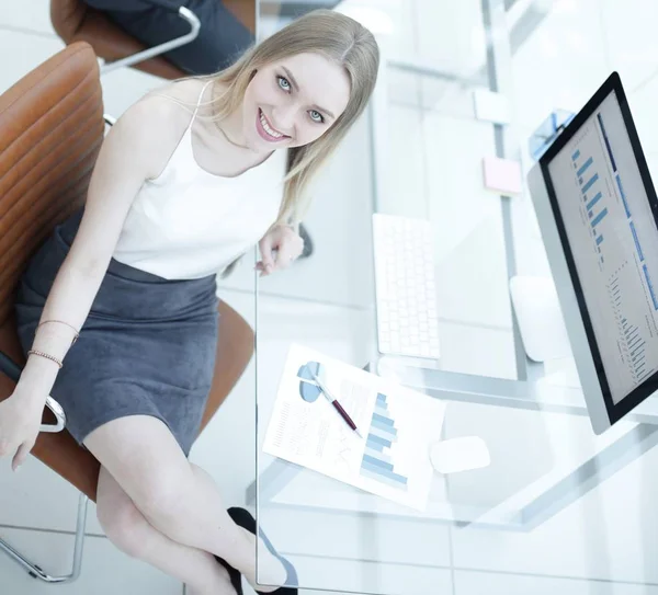 Mensen uit het bedrijfsleven aan Bureau op kantoor zitten. bovenaanzicht — Stockfoto