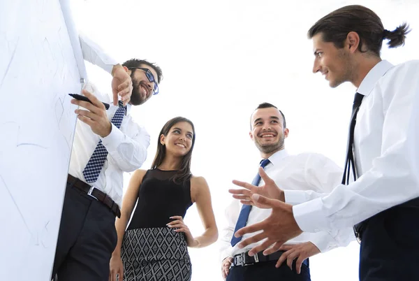 Wirtschaftsteam diskutiert eine neue Präsentation — Stockfoto