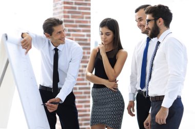 Yöneticisi bir sunum meslektaşları için yapar. .