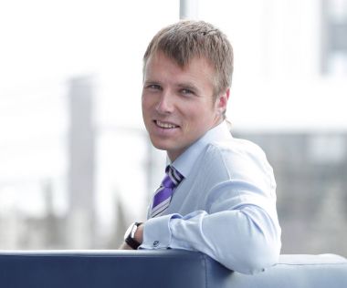 Kendine güvenen işadamı kameraya, arka görüş arıyorsunuz