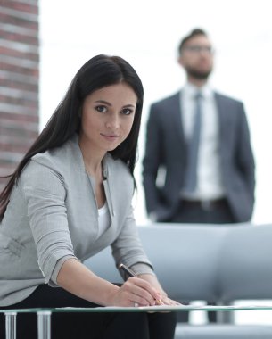 iş kadını modern bir ofis belgeleri imzalar.