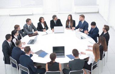 Toplantı odasında iş ortaklarıyla buluşacağım..