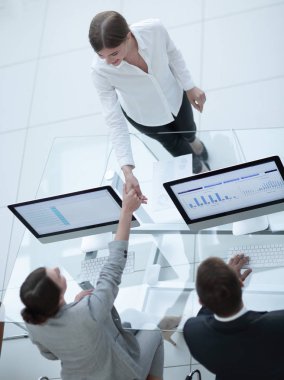 En baştan görüntüleyin. el sıkışma Yöneticisi ve çalışanı Masaüstü yoluyla