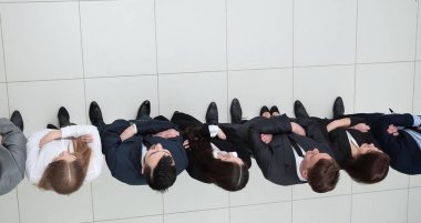 Tepeden manzara. İş ekibi sıraya dizildi.