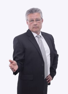 konuksever yardım sunan iş adamı