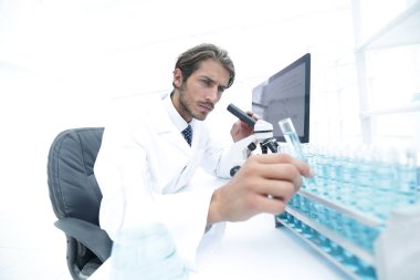 Test tüpleri mavi sıvı ile seyir kimyager