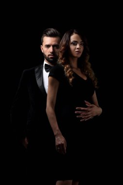 şık erkek ve kadın yan yana studio poz.