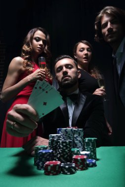 Erkekler ve kadınlar casino poker oynamaya konsantre