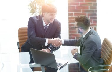 iki başarılı iş adamları arasında el sallamak