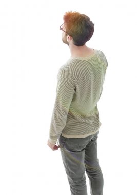 modern genç adam güvenle ileri görünüyor. Fotoğrafta tam uzunlukta