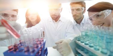 bilim adamları ve laboratuvarda çalışan Eczacılar grubu