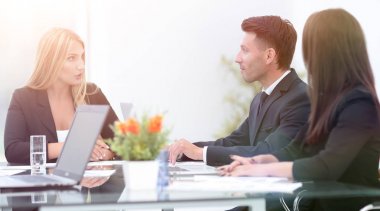 bir finansal işlem tartışırken iş ortakları