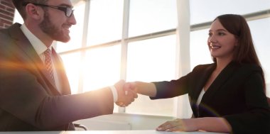 Hoş tal sonra dostu gülümseyen iş insanlar el sıkışma