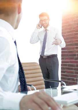 smartphone üzerinde konuşmaya çalışan