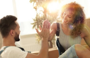 Birbirimizi beş yeni bir ev ile veren genç Çift