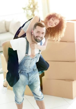 Yeni bir evde kucaklaşan mutlu aile çifti.