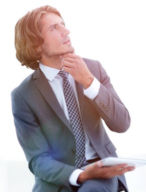 Tabletli modern iş adamı kopyalama alanına bakıyor