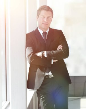 ofis koridorunda duran ciddi iş adamı.