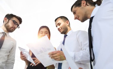 iş takım çalışma kağıtları arıyor closeup