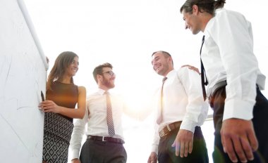 Genç çalışan arkadaşları flipchart fikirlerini olduğunu.