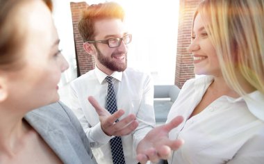 İş ekibi ofiste tartışıyor..