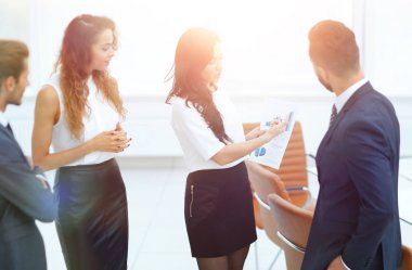 mali bir grafik tartışırken iş takım