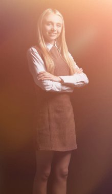 başarılı genç iş kadını. Karanlıkta izole. fotoğrafta 