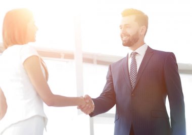 Çekici bir iş adamı ve kadın takımı el sıkışıyor.