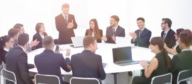 İş adamı müzakerelerde bir öneri üzerine konuşuyor.