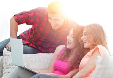 bir grup genç insan tarassut video üstünde belgili tanımlık laptop.