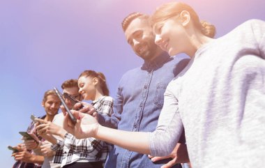 modern araçlar ile gençlerin grup