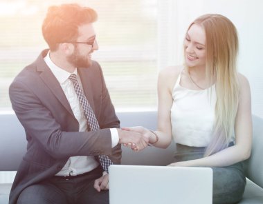 Patron ve çalışanların el sıkışmasıyla başarılı bir iş görüşmesi.