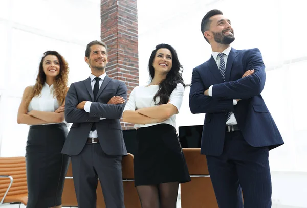 Equipe de negócios bem sucedida olhando para o espaço de cópia — Fotografia de Stock