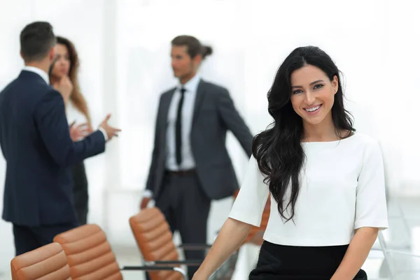 Primer plano. Mujer ejecutiva en la oficina —  Fotos de Stock