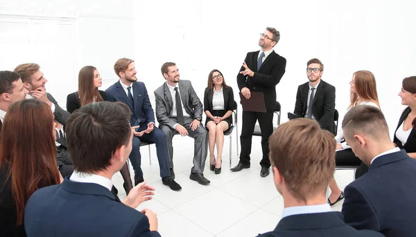 Coach stelt vragen aan de deelnemers aan de training. — Stockfoto