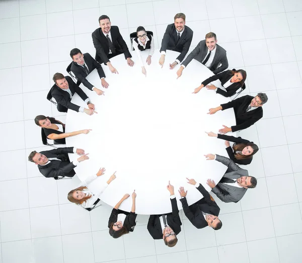 Grupo de empresarios que se sientan en la mesa redonda. el concepto empresarial — Foto de Stock