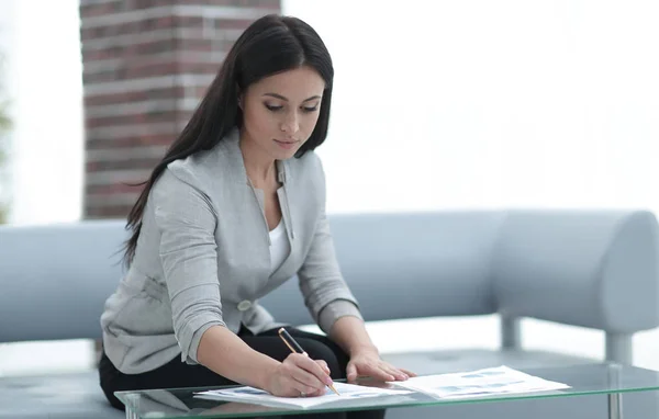 Affärskvinna som arbetar med dokument på kontoret — Stockfoto