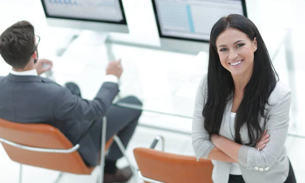 Femme d'affaires réussie sur le fond d'un lieu de travail moderne — Photo