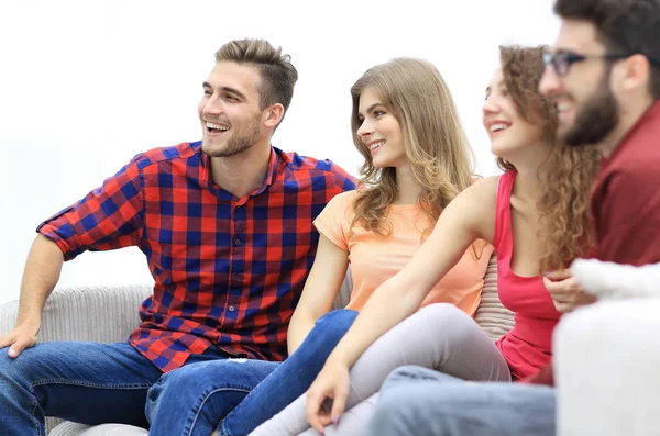 Grupo de amigos alegres sentados no sofá — Fotografia de Stock