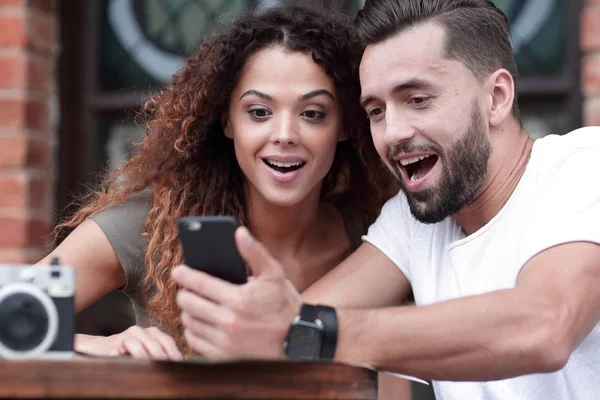 Retrato de una joven pareja sentada en la terraza de un café — Foto de Stock