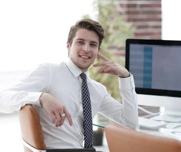 Werknemer zit achter een computerscherm — Stockfoto