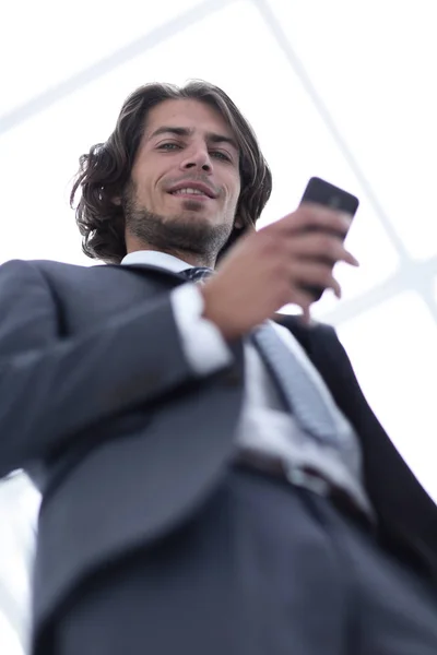 Hommes d'affaires lisant des SMS sur smartphone — Photo