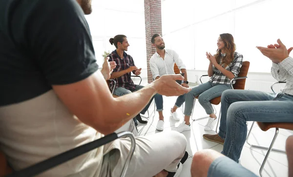 Equipo creativo aplaudiendo al orador — Foto de Stock