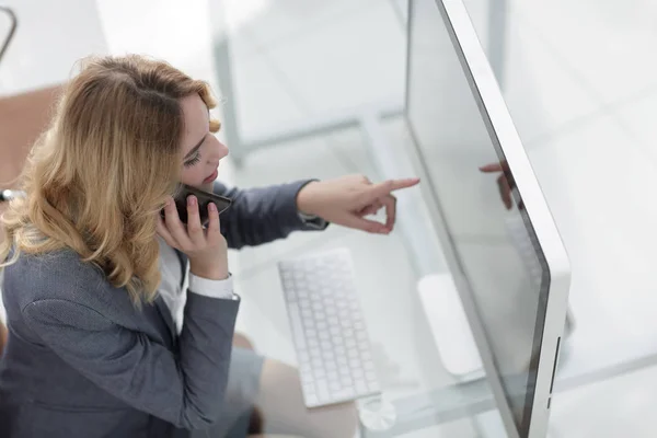 Nahaufnahme. Geschäftsfrau spricht auf Smartphone — Stockfoto