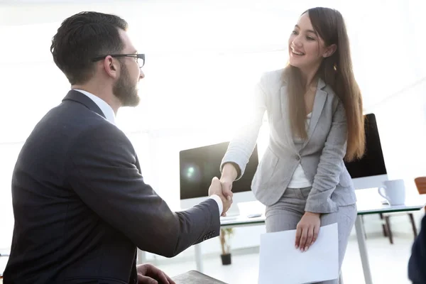 Välkommen och handslag för affärsmän — Stockfoto