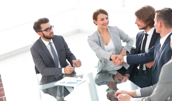 Stretta di mano donne d'affari con partner commerciale — Foto Stock